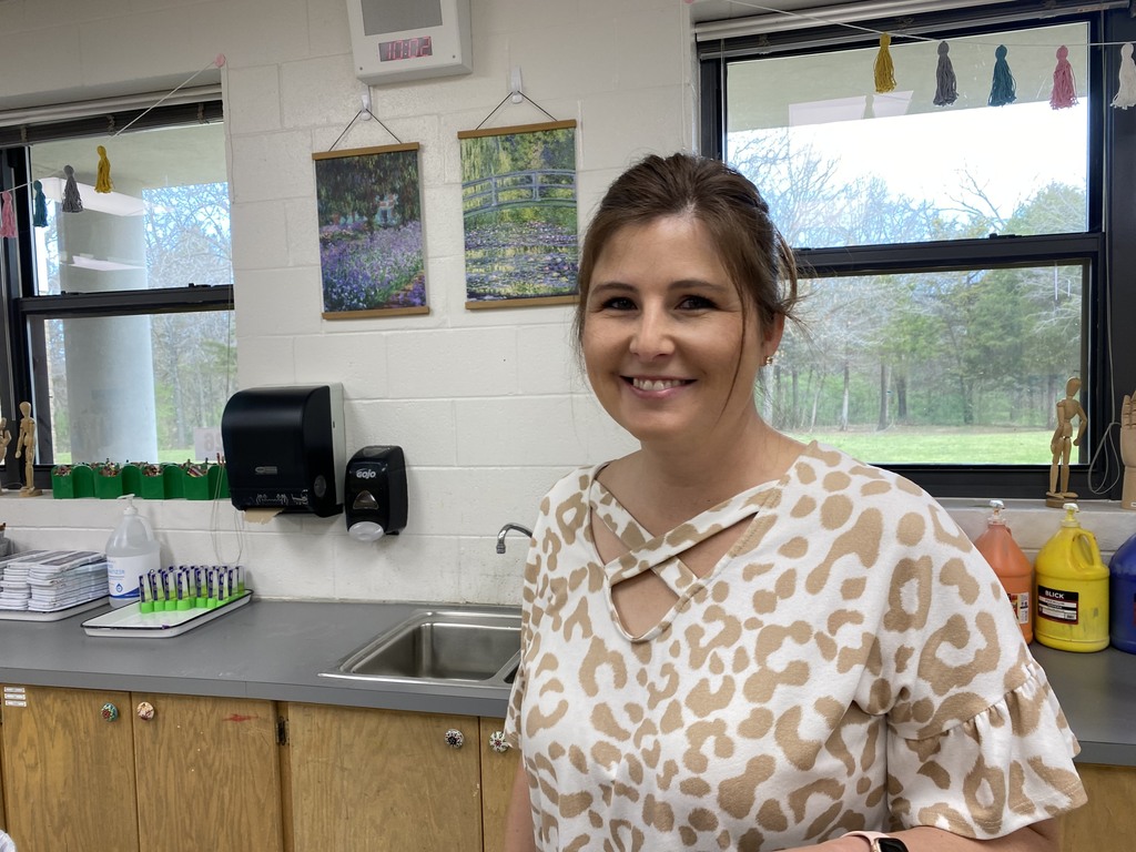 Staff Spotlight! Meet Ms. Contessa Shew, Art Teacher extraordinaire at Vandergriff Elementary. Today Ms. Shew is working with third-grade students on a split cell portrait project learning drawing skills and portraiture. In order to align the facial dimensions, students use rulers and math concepts as well as graphite pencils to complete the portrait. 