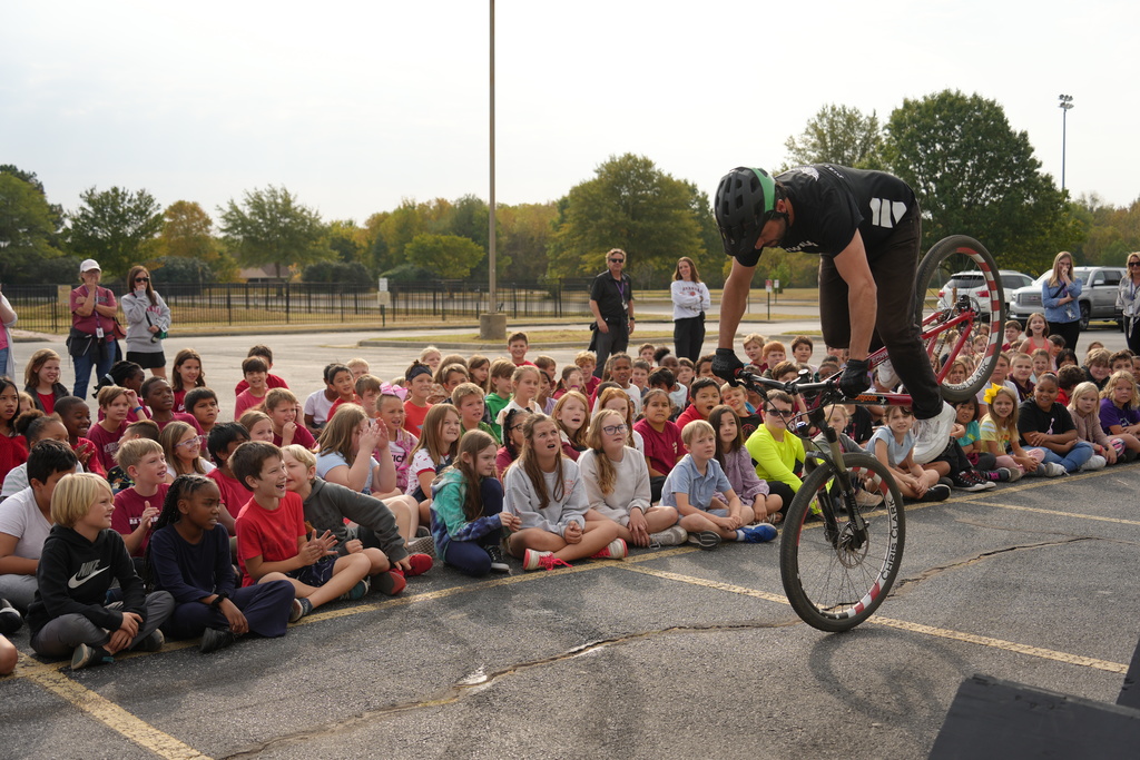 Schwinn Bikes stunt cyclist Chris Clark presented some AMAZING tricks today at Holcomb Elementary School with an inspiring presentation for staff and third and fourth grade students! 