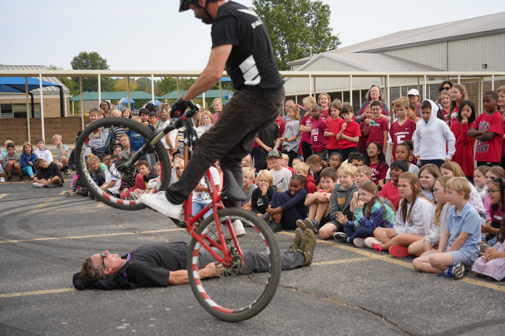 Schwinn Bikes stunt cyclist Chris Clark presented some AMAZING tricks today at Holcomb Elementary School with an inspiring presentation for staff and third and fourth grade students! 